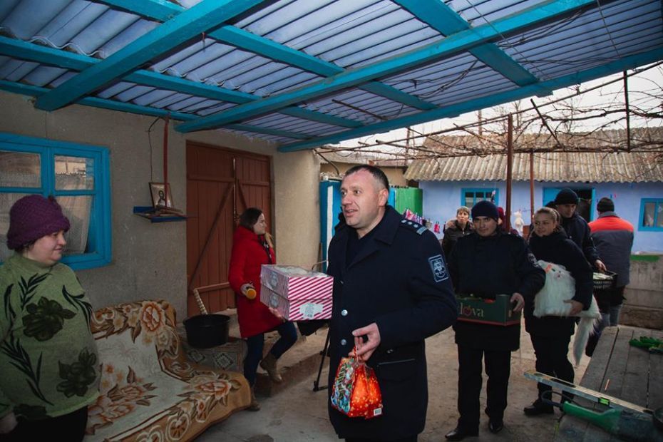 Сотрудники пограничной полиции раздали подарки малообеспеченным семьям
