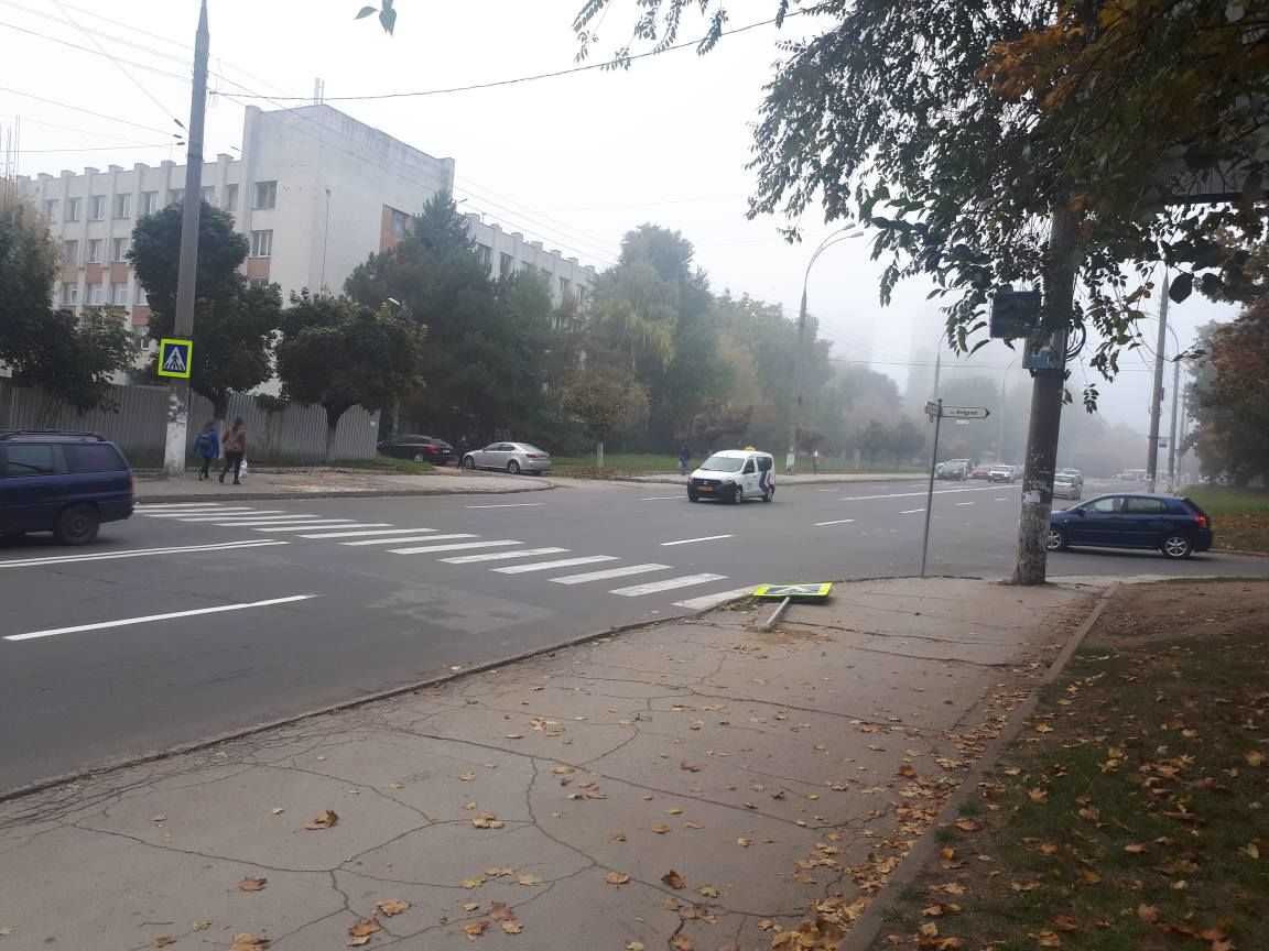 На Ботанике вандалы повредили знаки «Пешеходный переход»