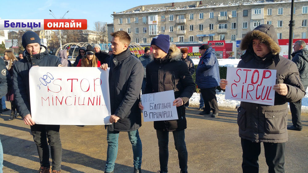 Перед примэрией Бельц  участники флешмоба стояли молча с плакатами в руках