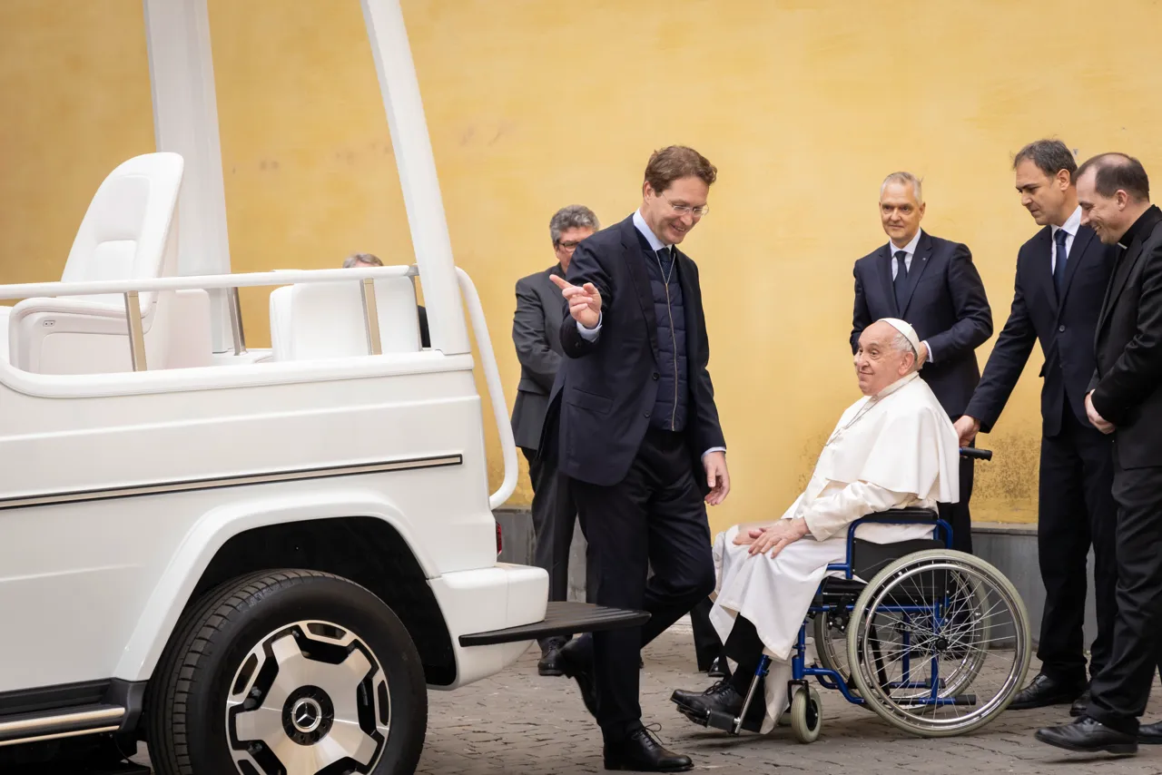 Compania Mercedes-Benz i-a oferit pentru prima dată în istorie un automobil electric Papei Francisc