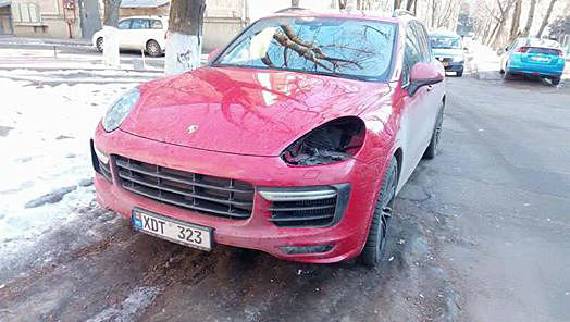 В Кишиневе автограбители воруют фары у люксовых Porsche