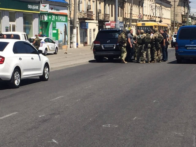 В Одессе грабитель захватил заложницу