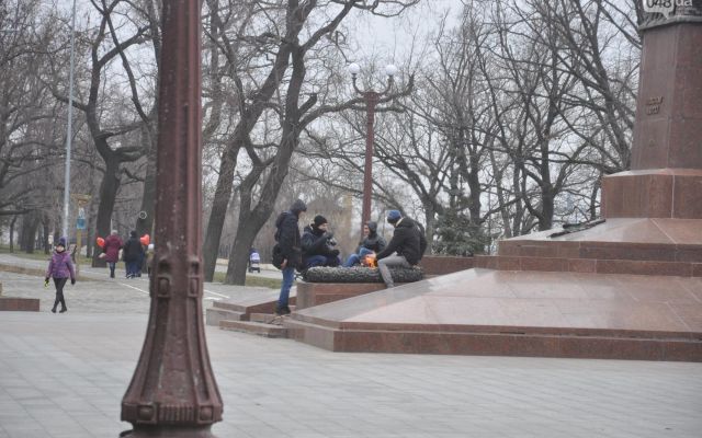 В Одессе группа юношей сушила ноги на Вечном огне