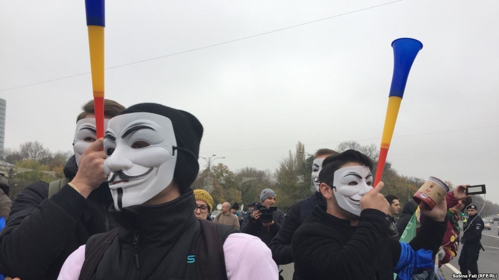 "Коррупция убивает" - в Румынии протестуют против поправки к Налоговому кодексу