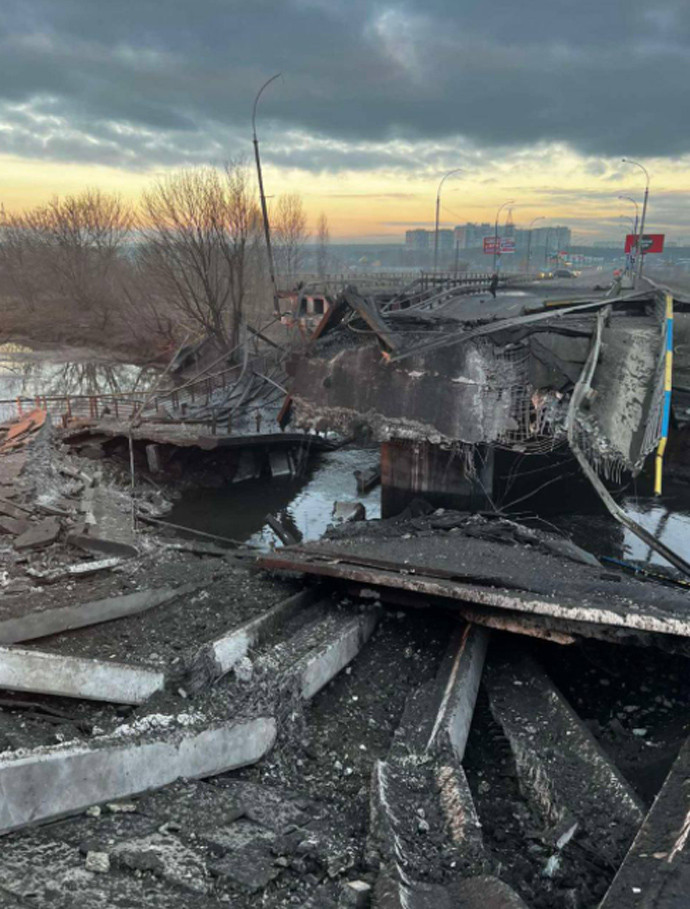 Под Киевом взорвали мосты, чтобы остановить военных РФ