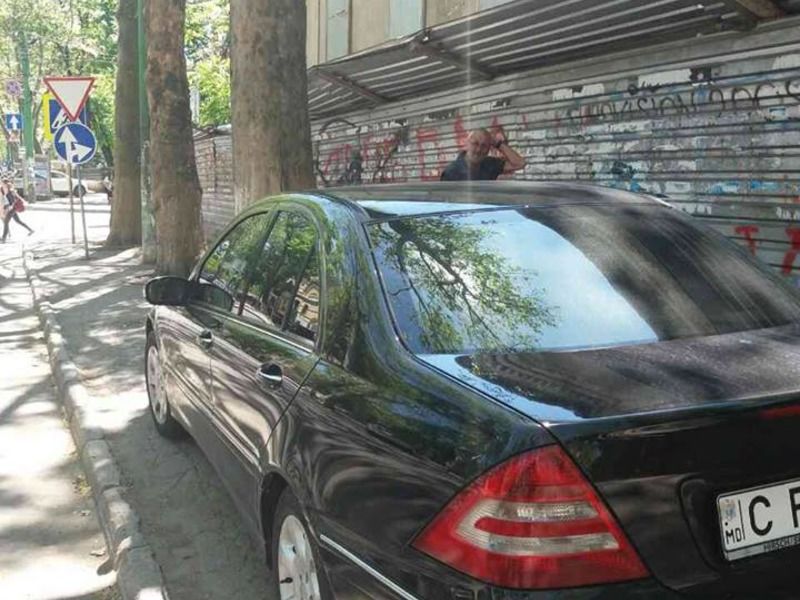 Михай Гимпу припарковал свой автомобиль на тротуаре