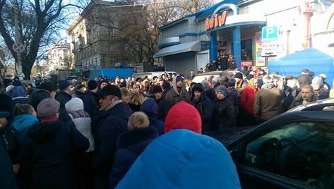 Strada Tighina şi b-dul Ştefan cel Mare, blocate de vînzătorii de la Piaţa Centrală