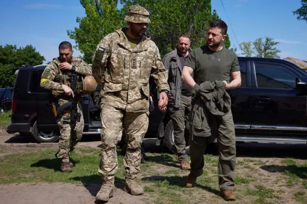 Зеленский посетил позиции ВСУ в районе Бахмута и Лисичанска