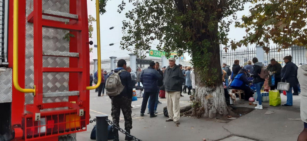 В Одессе после сообщения о бомбе из здания вокзала эвакуировали людей