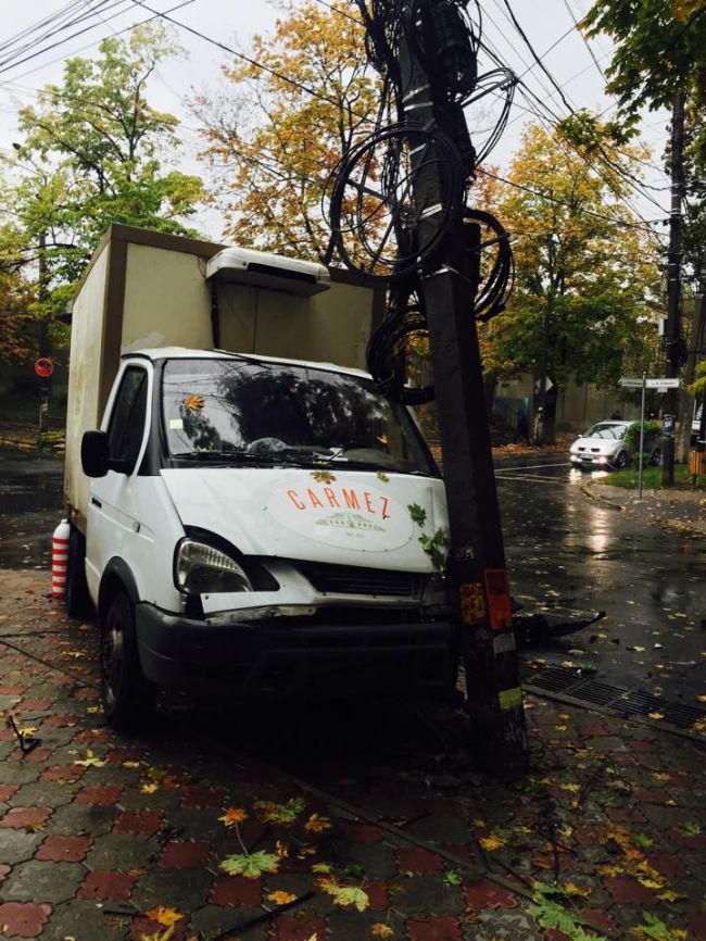 ДТП в центре столицы: один из автомобилей влетел в столб