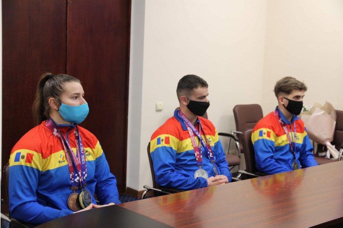 Министерство образования наградило тяжелоатлетов-призеров чемпионата Европы