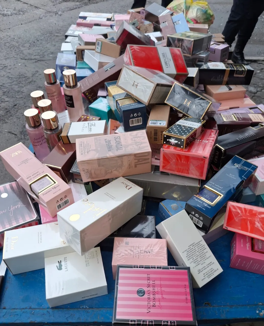 Un lot de parfumuri de contrabandă, descoperite la vamă: Marfa a fost confiscată