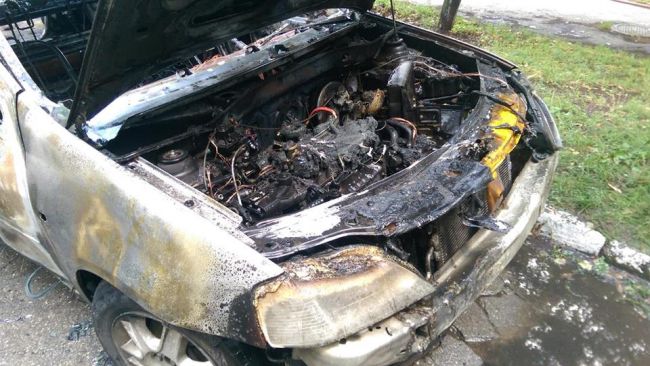 На одной из столичных улиц загорелся автомобиль