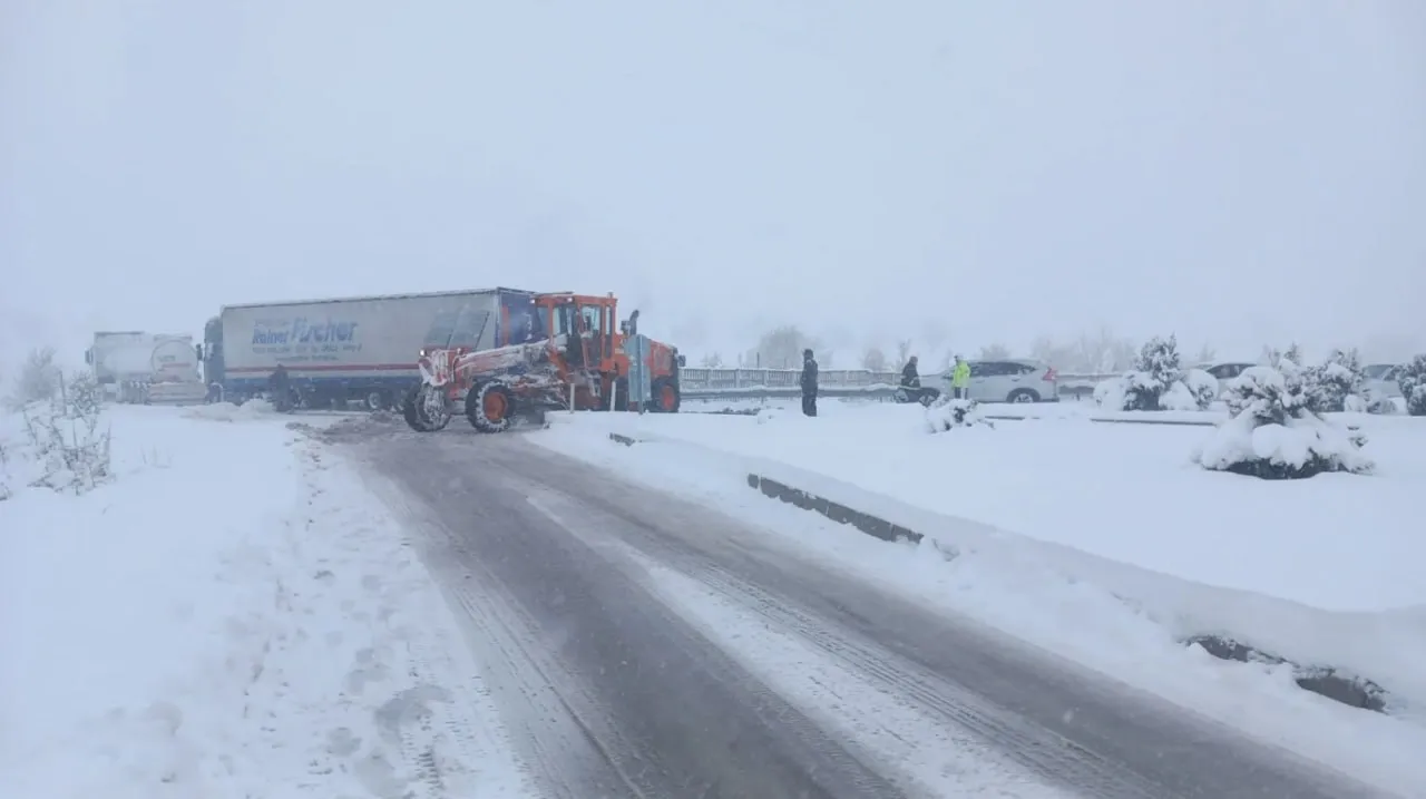 Haos pe șosele: Ninsoarea a provocat două accidente în lanț pe o autostradă din Turcia