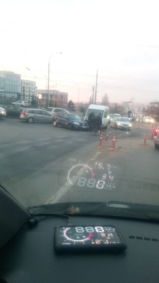 Утренняя авария в столице: на перекрестке столкнулись два автомобиля