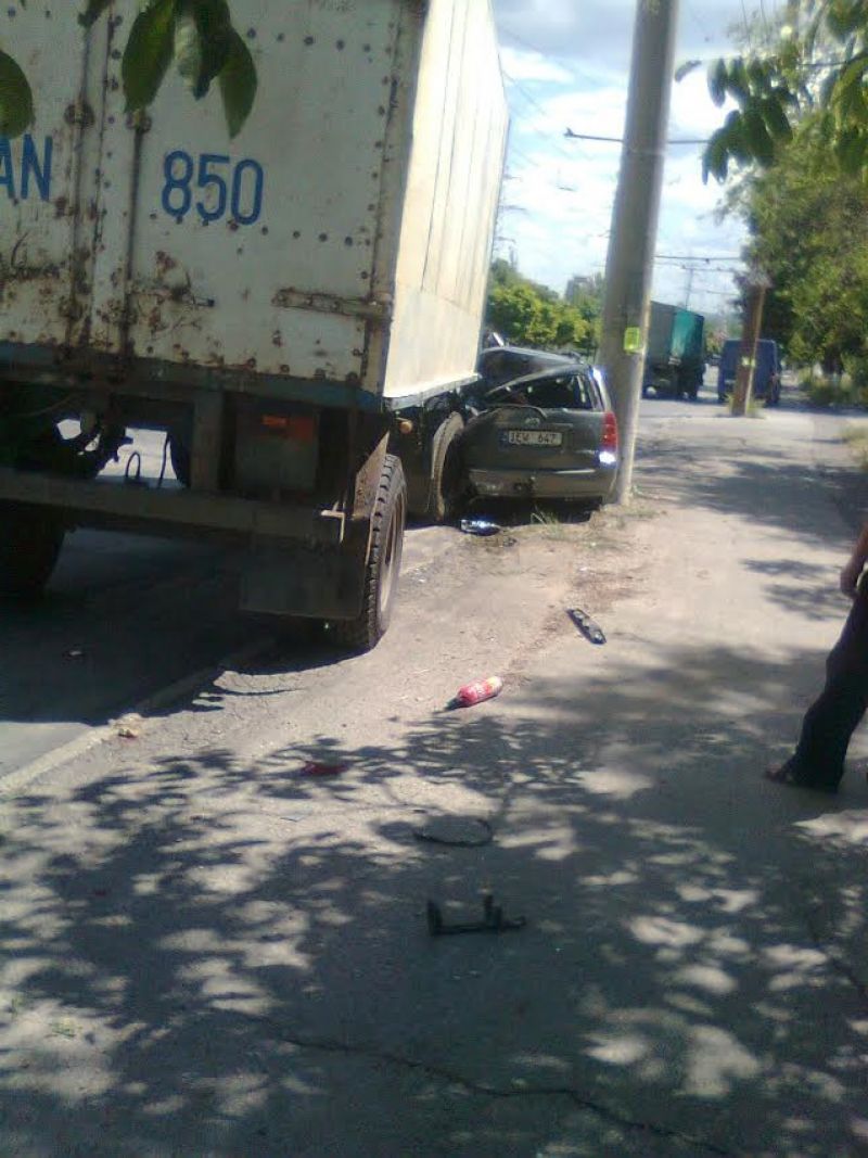 Accident groaznic: Remorca unui KamAZ a strivit o mașină. Ce a pățit șoferul