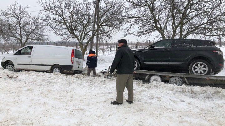 В Ниспоренах минивэн, перевозивший на трале кроссовер, съехал в кювет
