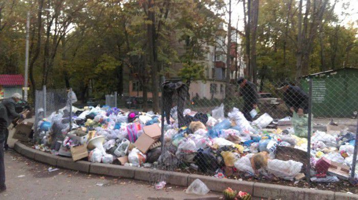 Мусор из одного из кишиневских дворов вывезли вместе с урнами
