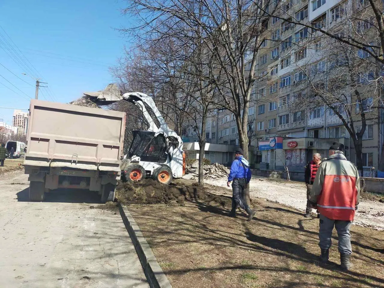 Начался ремонт тротуаров на улице Мирча чел Бэтрын