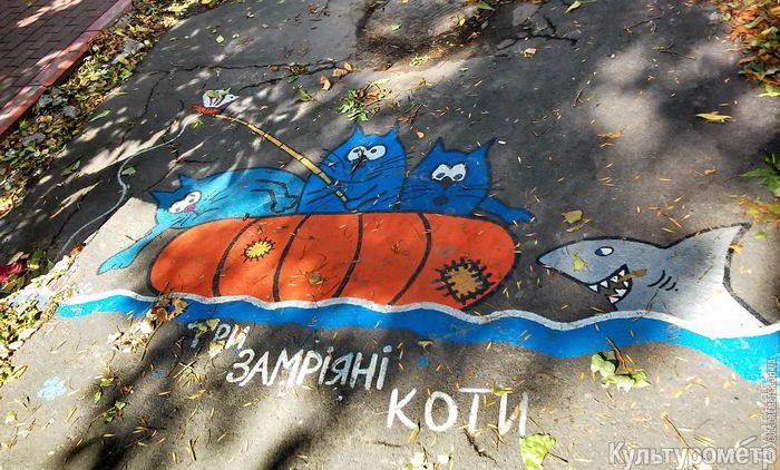 Одесситы превратили канализационные люки в котов