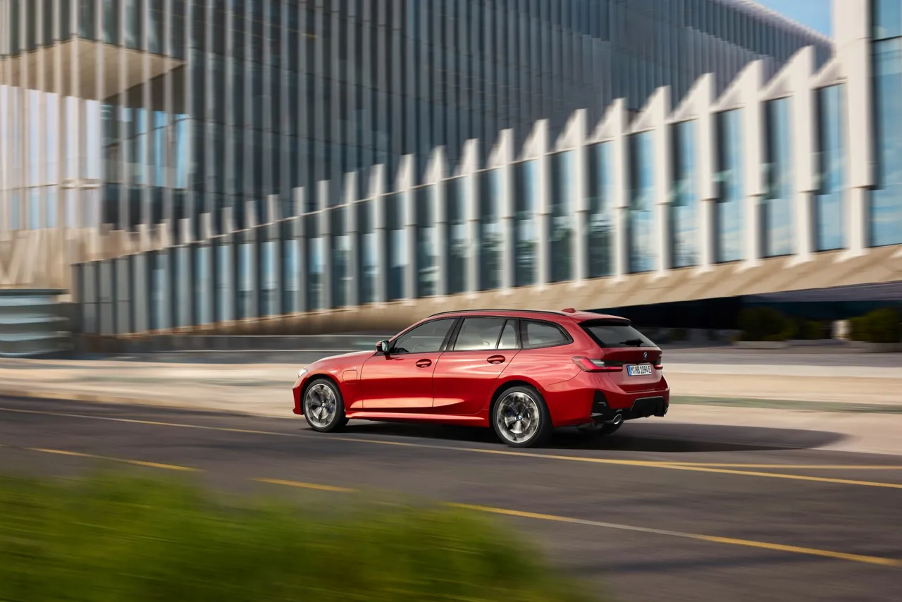 BMW обновила седан и универсал 3-series