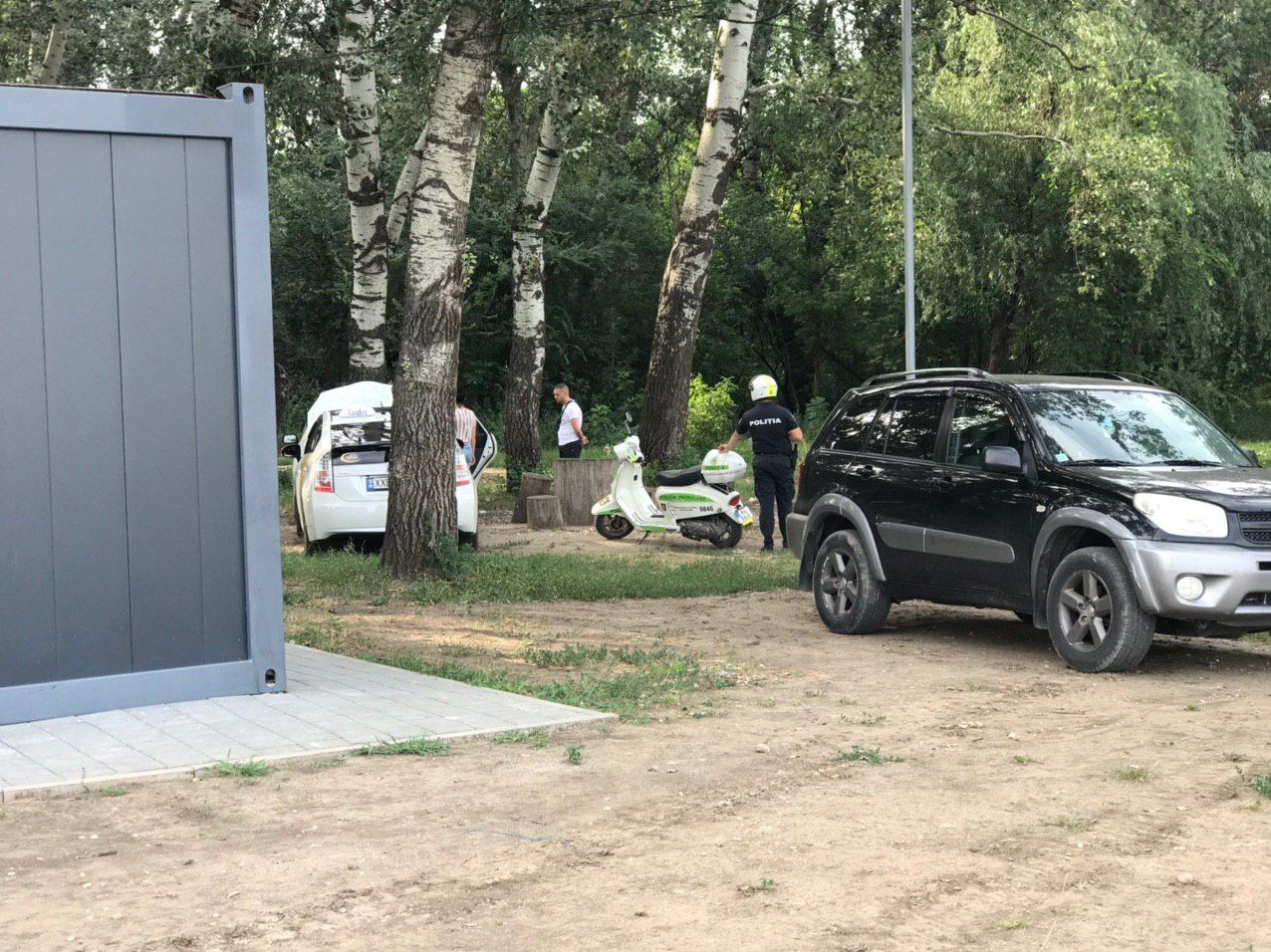 Автомобилисты стали парковаться прямо в парке на Скулянке