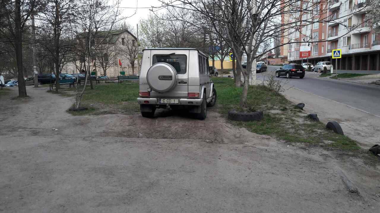 Мерседес экс-министра обороны Шалару был припаркован на газоне