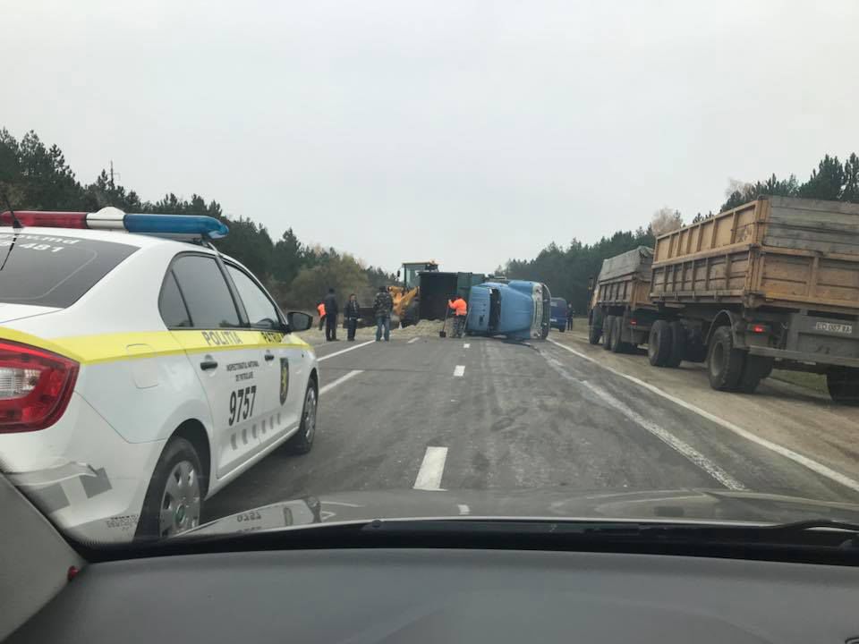 Перевернувшийся грузовик заблокировал движение возле Единец