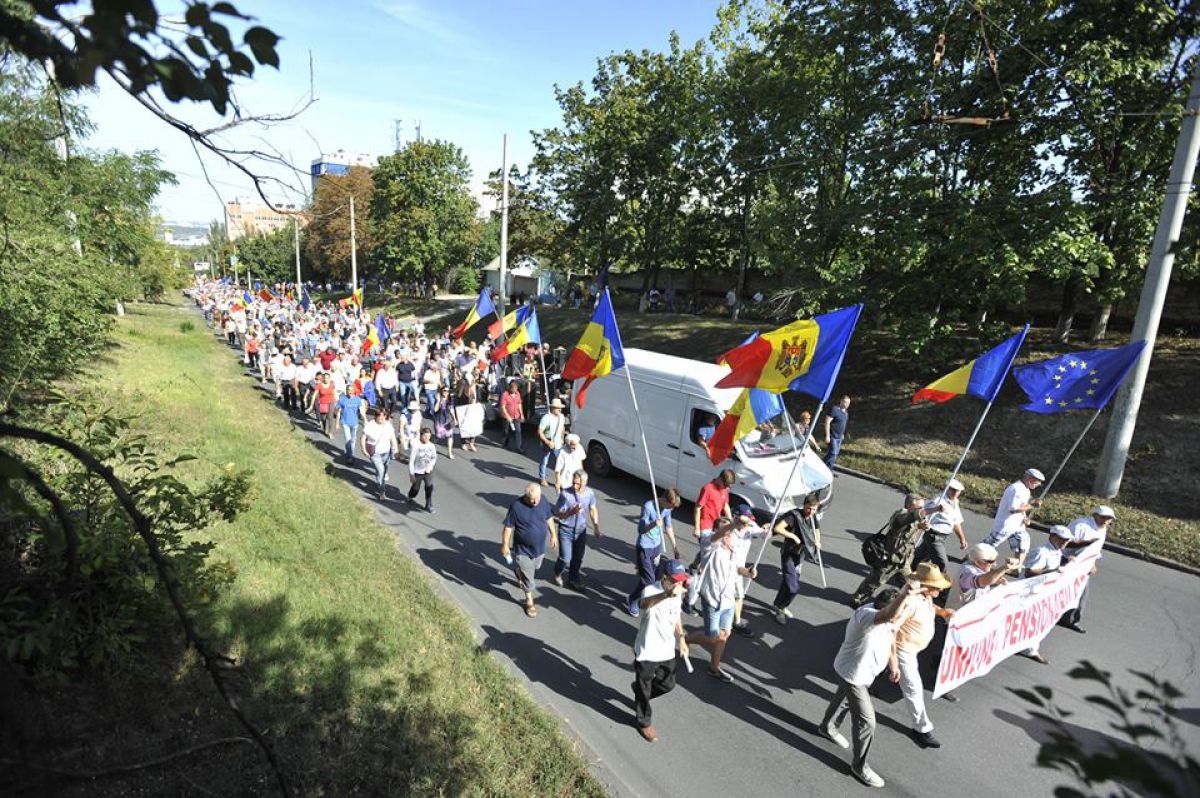 Momentul în care microbuzul cu boxele utilizate la protest ajunge în față la Moldova1