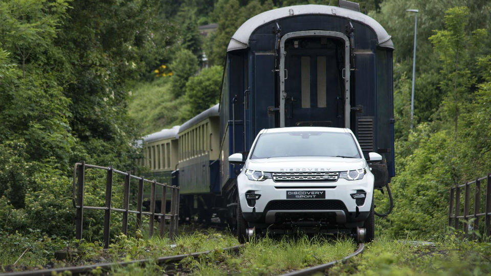 Land Rover Discovery Sport протащил по рельсам 100-тонный поезд
