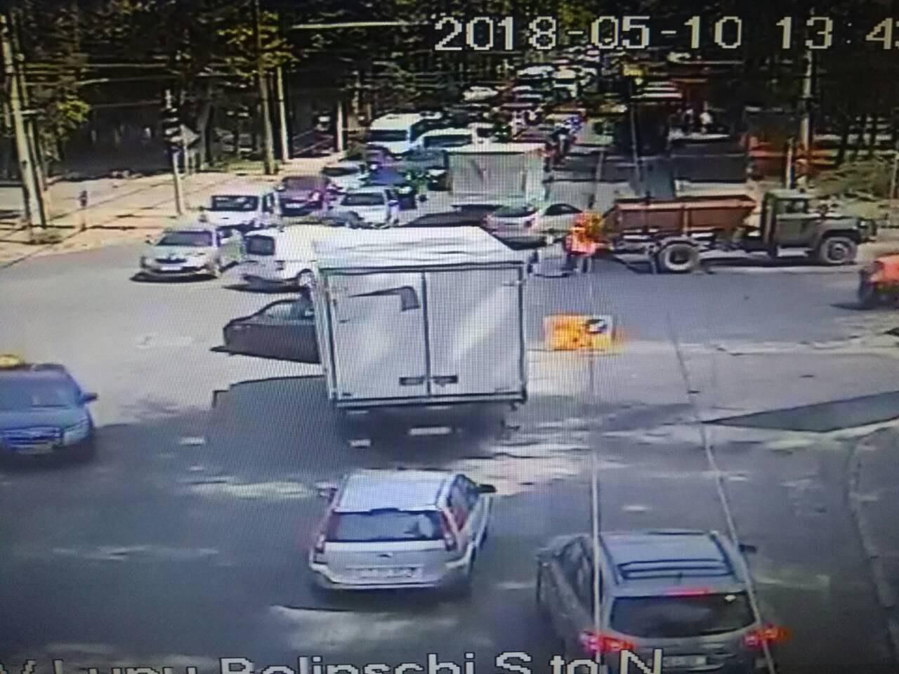 На столичном перекрестке из-за ремонтных работ затруднено движение транспорта