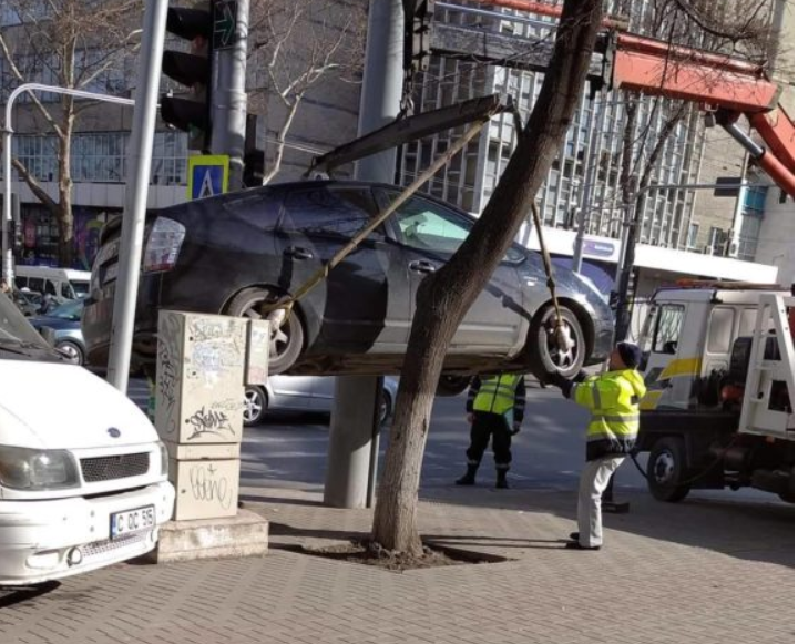 В Кишиневе эвакуаторы сумели вывезти автомобиль, припаркованный между столбами и деревом