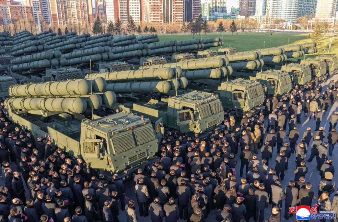 Kim Jong Un s-a urcat la volanul unui lansator de rachete multiple