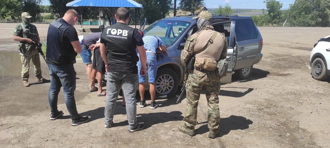 Граждане РМ пытались вывезти двух мужчин из Украины в нише под сиденьем