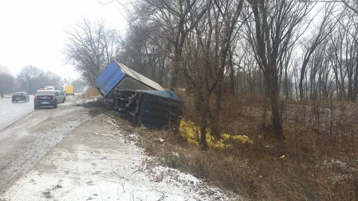 Accident pe traseul Chişinău - Anenii Noi. Un camion s-a răsturnat