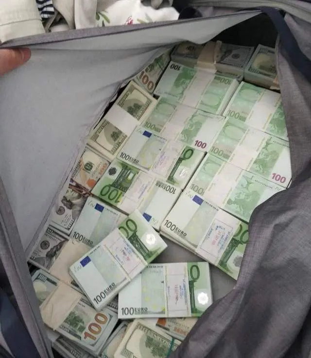 Двое украинцев пытались проехать в Румынию с валютой на сумму 33 млн гривен