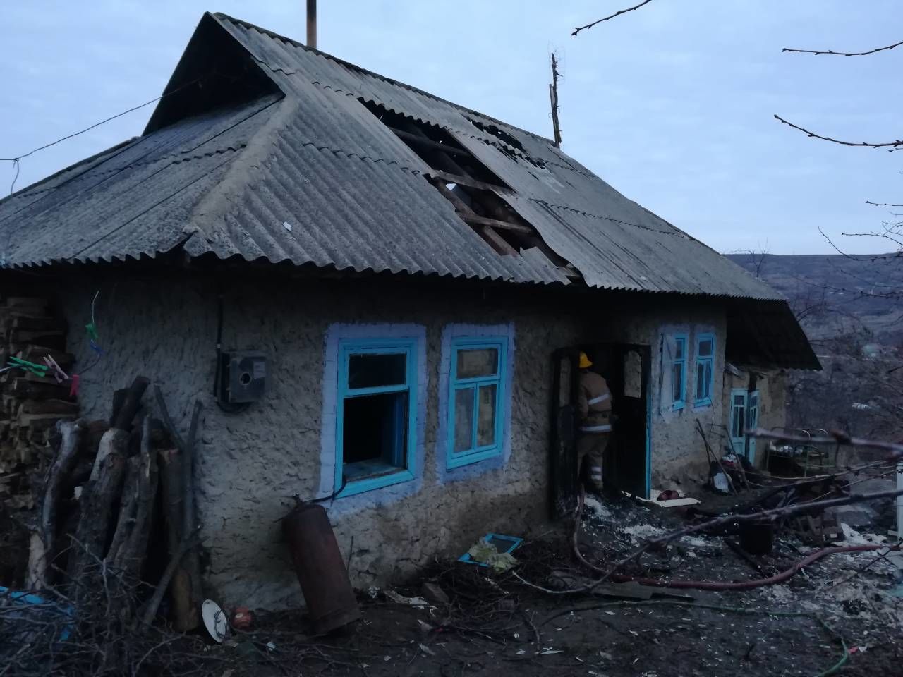 В Ниспоренах пожарные более часа пытались потушить пожар