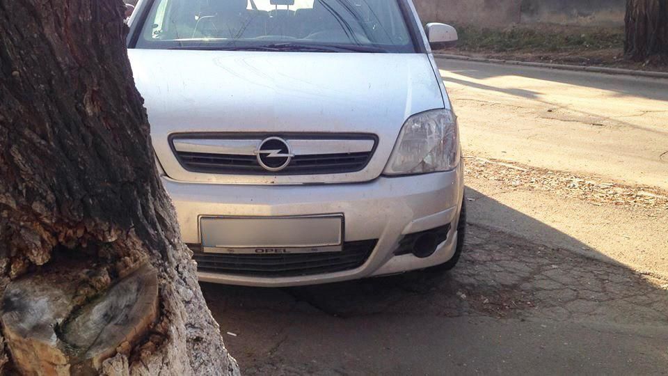 Столичные водители полностью заблокировали тротуар возле одной из школ