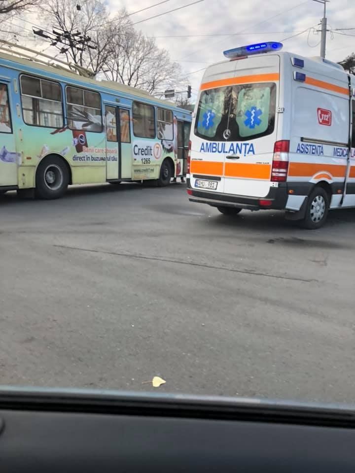 В Кишиневе столкнулись легковушка и троллейбус
