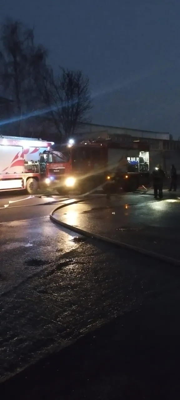 Un depozit din Chișinău, cuprins de flăcări: Peste 70 de salvatori au intervenit