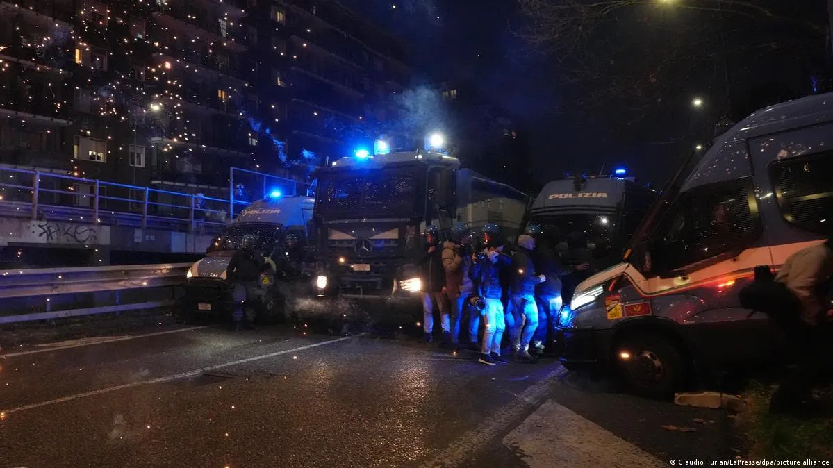 В Италии полиция применила слезоточивый газ к митингующим возле места проведения Олимпиады