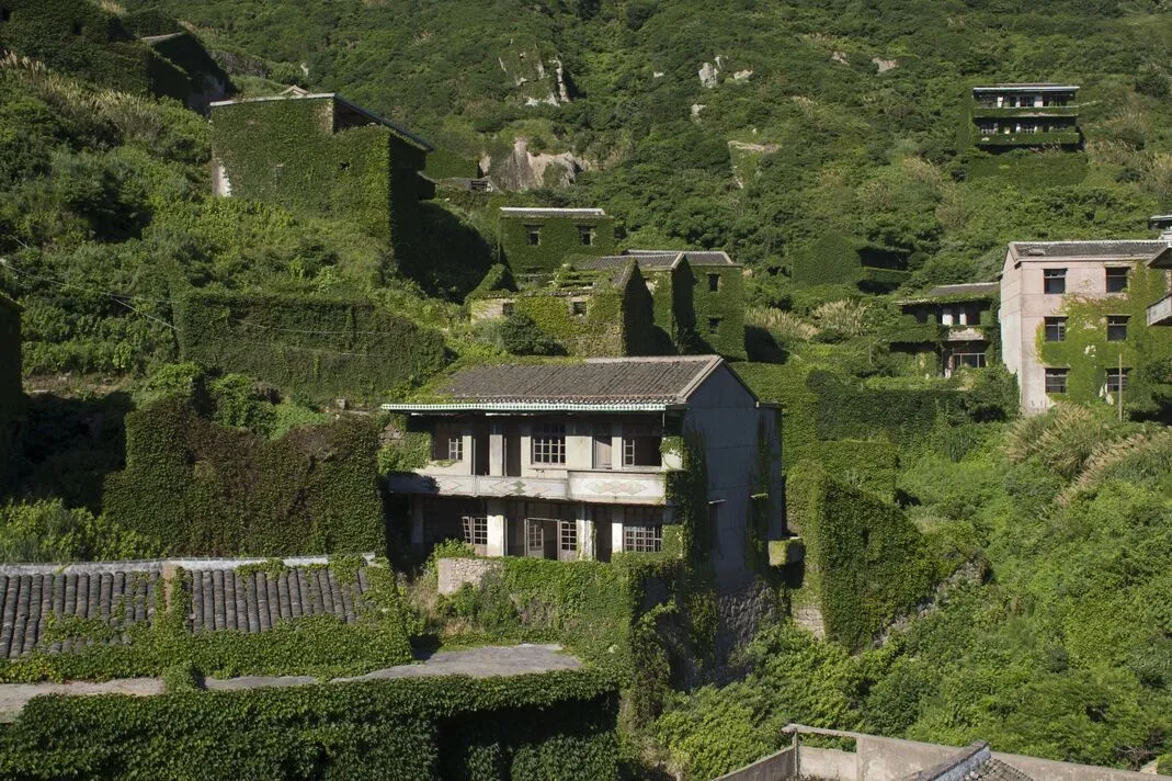 Un sat abandonat din China, cuprins de liane, a devenit o minune turistică