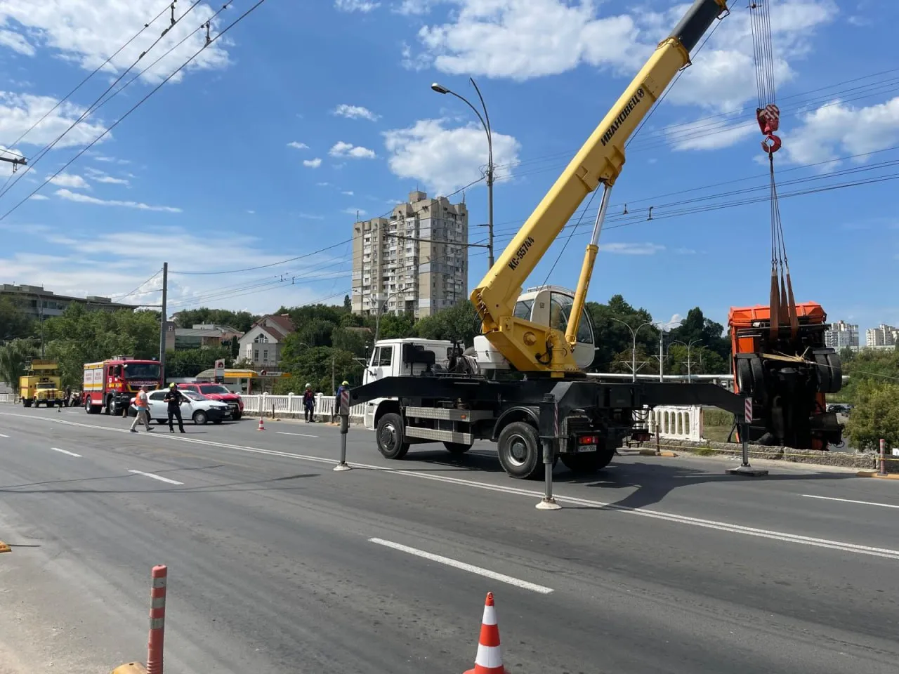 Грузовик, съехавший с моста на улице Измаильской, успешно отбуксирован