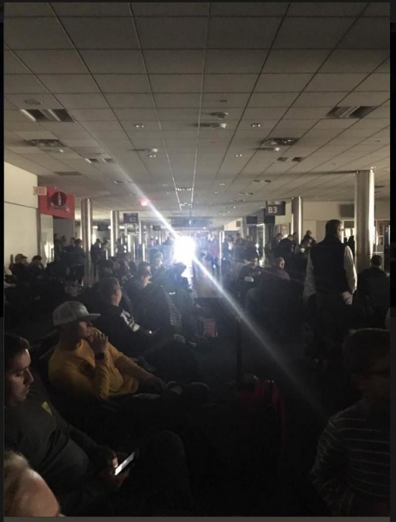 Cel mai aglomerat aeroport din lume, în beznă