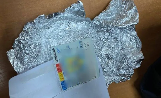 Молдаванин спрятал в пакете с едой фальшивое удостоверение личности