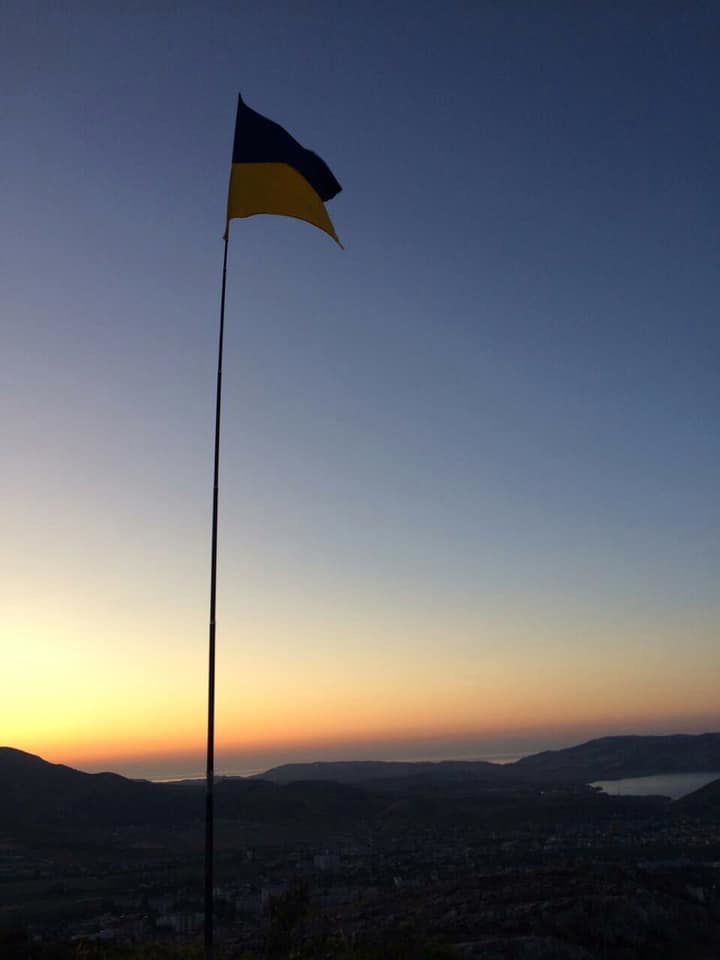 В Крыму подняли украинский флаг