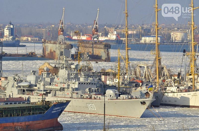 Военные корабли вмерзли в лед в Одессе