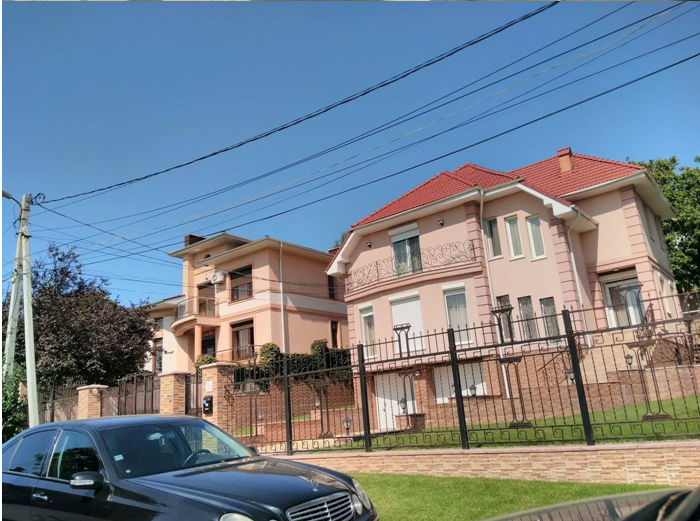Журналисты показали контрасты роскоши и нищеты в районе Скиноаса