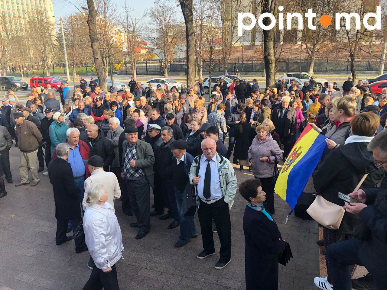 Перед парламентом собрались протестующие: Мы поддерживаем правительство Санду