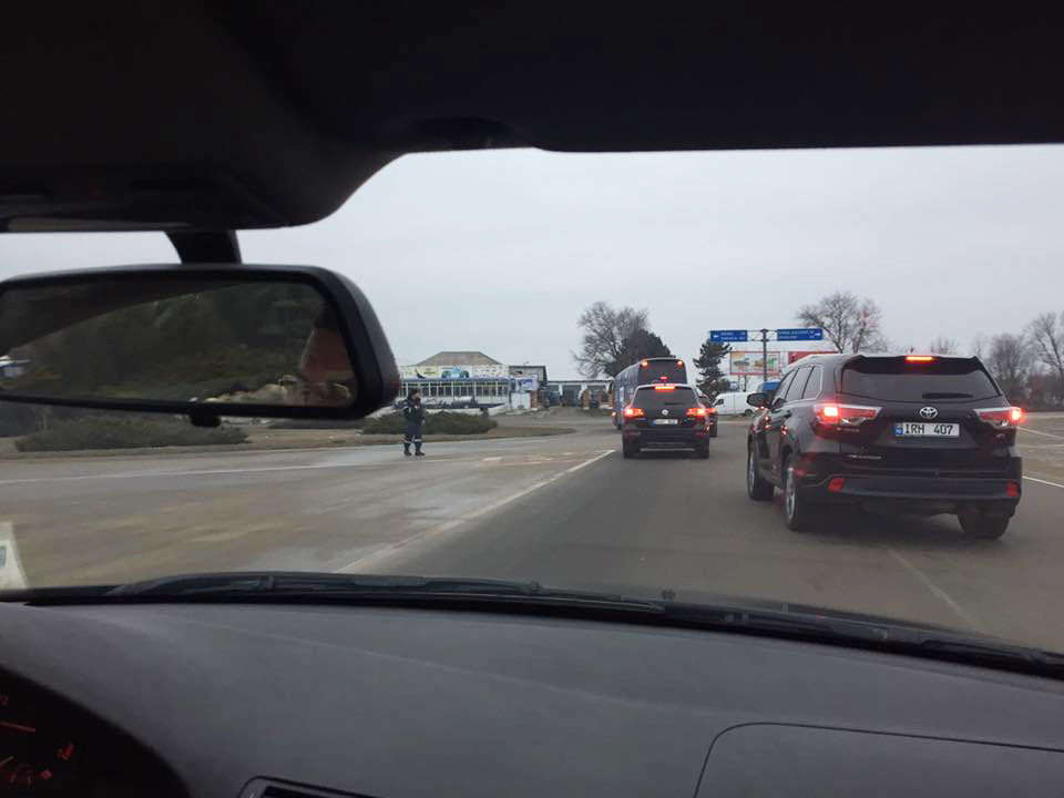 Автобус демократов передвигается в сопровождении джипов с охраной